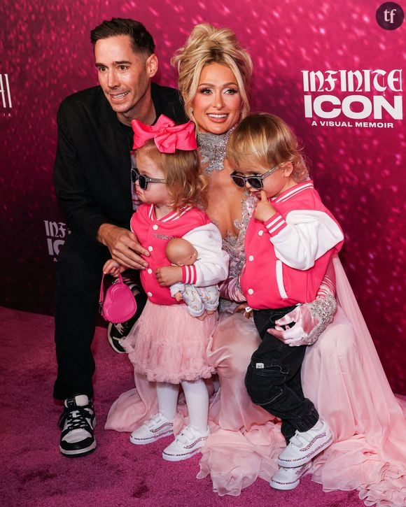 C’est un traumatisme que la star Paris Hilton a dû raviver durant la préparation de son nouveau documentaire Infinite Icon : A Visual Memoir. Présenté en grande pompe et aux cotés de ses enfants Phoenix et London dans la soirée du 20 janvier 2026 à Los Angeles, le documentaire réalisé par Bruce Robertson retrace le parcours musical de la star américaine.