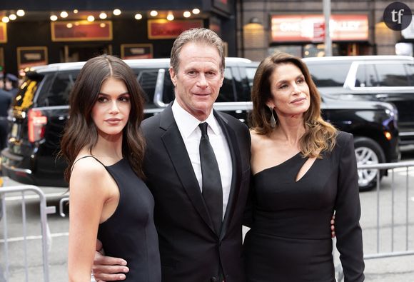 C'était une sortie en famille pour Kaia Gerber et ses célèbres parents pour l'avant-première de la pièce “Good Night, and Good Luck” avec Georges Clooney, le 3 avril à New York. Le top model de 23 ans était accompagnée de sa mère Cindy Crawford et son père Rande Gerber. 

Le trio est apparu à la première de l'adaptation théâtrale de "Good Night, and Good Luck", basée sur le film de 2005 avec George Clooney. L'intrigue suit le journaliste de CBS Edward R. Murrow et sa dénonciation du sénateur Joseph McCarthy en 1954. Alors que son frère Presley Gerber, 25 ans, était absent de la sortie de groupe, Kaia et ses parents se sont fait remarquer sur le tapis rouge du Winter Garden Theatre, assortis dans des ensembles noirs.