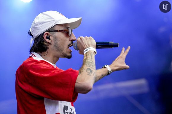 Cependant, les internautes s'indignent de sa mise en avant médiatique de Roméo Elvis, qui s'apparente à un come back. D'aucuns ironisent sur l'efficacité de la cancel culture, le recours et l'appel au boycott concernant les artistes accusés de violences sexistes et sexuelles. Insistant sur le fait qu'il est rare, démonstration est faite, que ces appels sur les réseaux sociaux "brisent des carrières".