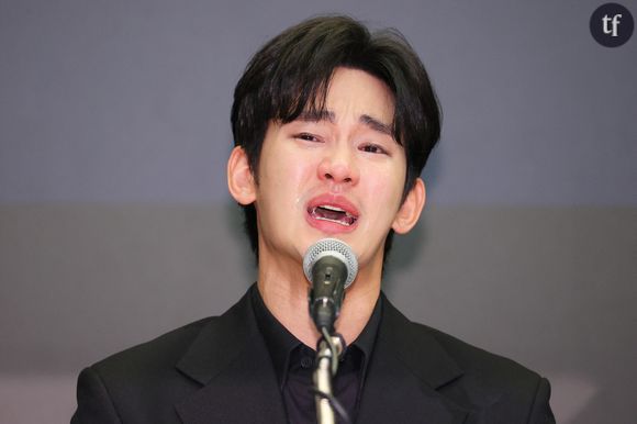 Kim Soo-hyun en larmes lors d'une conférence de presse dans un hôtel de Séoul le 31 mars 2025