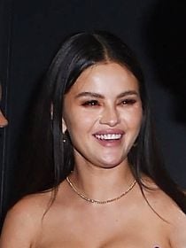 "Rase-toi la moustache !" : Selena Gomez critiquée pour ses poils, car les haters n'ont jamais vu le corps d'une femme (et pensent que l'épilation est naturelle)
