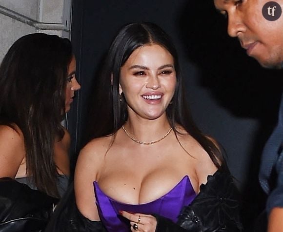 "Rase-toi la moustache !" : Selena Gomez critiquée pour ses poils, car les haters n'ont jamais vu le corps d'une femme (et pensent que l'épilation est naturelle)