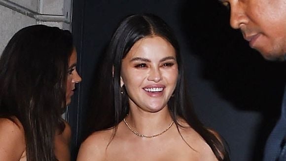"Rase-toi la moustache !" : Selena Gomez critiquée pour ses poils, car les haters n'ont jamais vu le corps d'une femme (et pensent que l'épilation est naturelle)