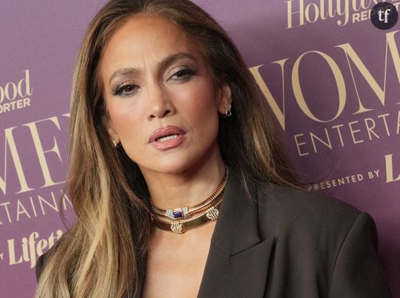 On la voit ainsi à la salle de sport, regard fier, sexy et badass, vêtue d'une tenue de sport violette qui dévoile non seulement ses abdos, mais aussi sa poitrine grâce à une décolleté révélateur.