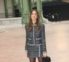 Jessica Alba lors du défilé automne 2025 arborait une robe de Gabriela Hearst. Et le bouton de sa veste avait la forme... d'une vulve. Elle portait un sac vintage recyclé par Hearst.