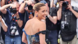 "On ne reconnaît pas son visage ?!", "Si sexy" : Adèle Exarchopoulos sidère les internautes sur ces photos sulfureuses et hyper glamour