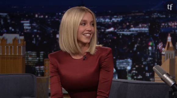 L'actrice de 28 est apparue sur le plateau dans une robe crayon couleur bordeau, ses escarpins assortis à se tenue et ses cheveux blonds platines lissés en un carré strict.