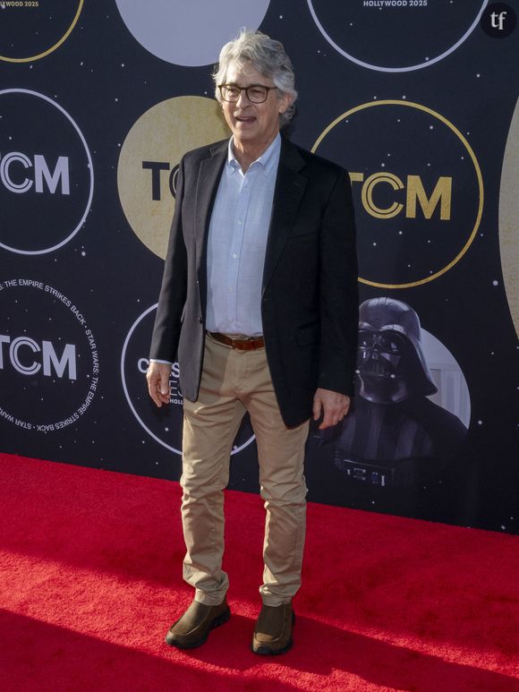 “C’est un immense honneur et une grande joie de faire partie du jury de la Mostra de Venise. Bien que je partage l’ambivalence d’un cinéaste à l’idée de comparer des films entre eux, je vénère les presque 100 ans d’histoire de la Mostra de Venise, qui célèbre haut et fort le cinéma en tant que forme d’art. Je ne pourrais pas être plus enthousiaste”, a réagi le cinéaste