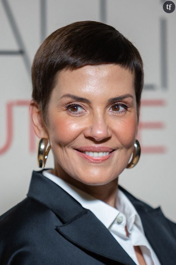 Comme d'autres internautes, elle a publié une photo d'elle il y a dix ans, en 2016. Sur le cliché en question, elle pose en véritable sirène devant une mer bleu azur.