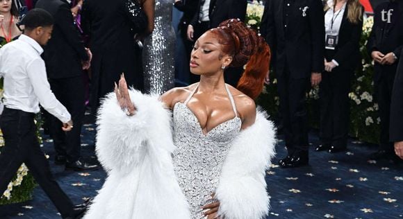 “Tellement hot”, “quel corps” : super sexy en bikini, cette chanteuse iconique défile sur le runway et met tout le monde d’accord