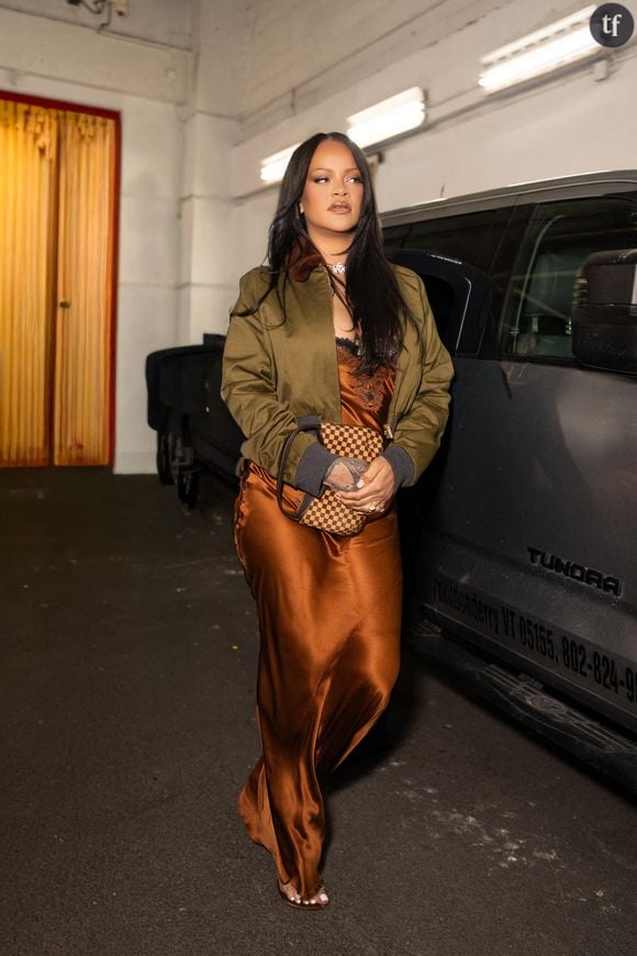 « Depuis qu’elle est devenue mère, Rihanna fait face à un flot constant de commentaires sur son corps post-partum », commence le post du compte Instagram « Lachetonassiette » qui dénonce le body shaming que subissent les personnalités publiques