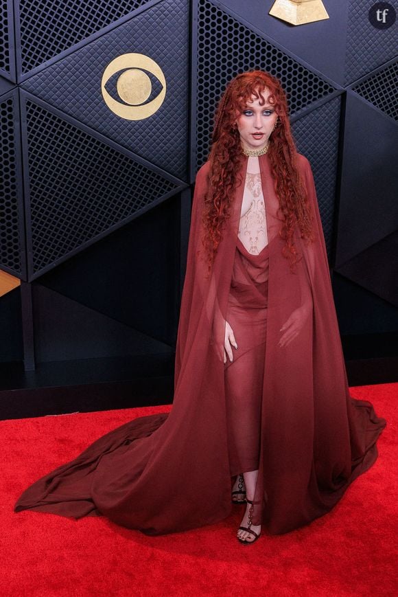 Ce dimanche 1er février, la chanteuse Chappell Roan a volé toute l’attention du tapis rouge de la 68e cérémonie des Grammy Awards avec ce que l’on peut qualifier de tenue la plus extravagante qu’elle a portée jusqu’à ce jour, repoussant les limites de la nudité vestimentaire.