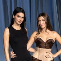 “Un rêve”, “une reine” : Hailey Bieber en robe ultra-transparente et string, elle enflamme Internet