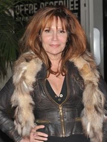 "N'obéissez pas !" : le conseil réjouissant de Clémentine Célarié, 68 ans, aux jeunes femmes "accusées d'en faire toujours trop"