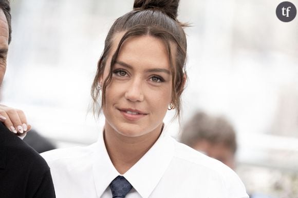 Le problème ? Une "Puff" rose, tenue dans la main d'Adèle Exarchopoulos durant une grande partie de la vidéo.