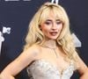 Quand elle ne rend pas le public fou avec ses hits comme Expresso, Sabrina Carpenter se laisse aller à quelques "chorés" ou propos bousculant ceux qui la jugent "trop vulgaire" (ce "gros mot" depuis si longtemps associé aux divas et reines de la pop)... Tant et si bien que la popstar a partagé à l'adresse de ses détracteurs sa drôle de résolution sur Instagram...