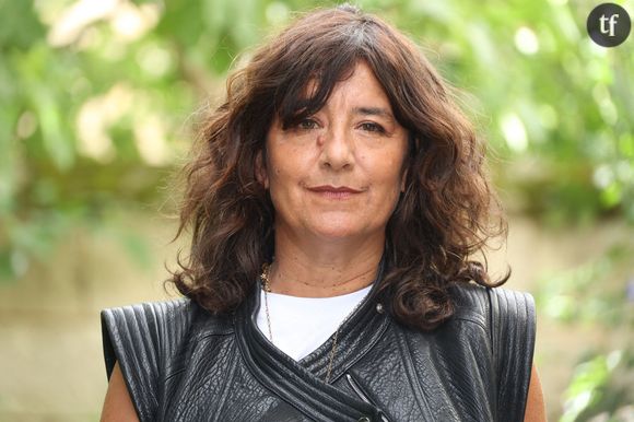 Romane Bohringer affectée par les critiques

Romane Bohringer qui voulait être sur son 31 pour Cannes était même partie voir une nutritionniste pour perdre un maximum de kilos. Elle y était d'ailleurs arrivée... Mais ce régime n'a visiblement pas suffi à faire taire ses détracteurs : "J'ai fait ça pendant quatre semaines, et j'ai perdu cinq-six kilos. Donc quand j'ai vu les trucs, je me suis dit : 'Qu'est-ce qu'ils auraient dit il y a quatre semaines'", a-t-elle souligné avec humour. L'actrice a souffert de ces critiques, d'autant plus qu'elle a pris du plaisir lors de ce festival de Cannes et ne s'attendait donc pas à voir autant de méchanceté. "Je me vois vieillir, je n'ai pas besoin de Toto pour me le dire". 

Heureusement, Romane Bohringer peut compter sur le soutien de nombreuses femmes qui, comme elles, en ont marre de subir de l'âgisme. "Vous êtes magnifique et si authentique ! Vive les mémères en effet", "Une femme extraordinaire, drôle et intelligente", "C'est un vrai cataclysme, cette ménopause ! Nous ne nous résumons pas que à un corps !", "Faut arrêter de mettre la pression aux femmes de 50+ pour qu’elles paraissent 30 ans !", "Vous êtes un modèle pour toutes les femmes".