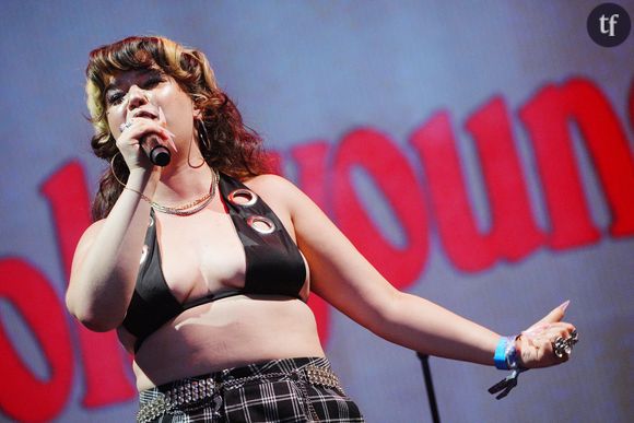 Lola Young cible de grossophobie

Avec plus de 40 millions d’auditeurs mensuels sur Spotify, trois albums à son actif et des nominations aux Brit Awards et BBC Sound, elle a confirmé qu’elle n’était pas qu’un phénomène passager. Lola Young a séduit le public avec sa franchise et son authenticité, en abordant sa santé mentale et ses addictions, son trouble schizo-affectif ou encore sa sexualité et son désir. 

Le 30 septembre, le festival anglais The Great Escape a publié une vidéo de la jeune popstar en 2019, dans laquelle elle interprète une de ses compositions et joue de la guitare. On y voit une Lola Young seulement âgée de 18 ans, avec un style plus sage et une silhouette affinée. Il n'en fallait pas plus pour que les grossophobes viennent commenter son physique. "Elle était mieux avant", "Elle avait l'air en meilleure santé", "Beaucoup plus belle", "Que lui est-il arrivé ?", peut-on lire en vrac sous le post Instagram.