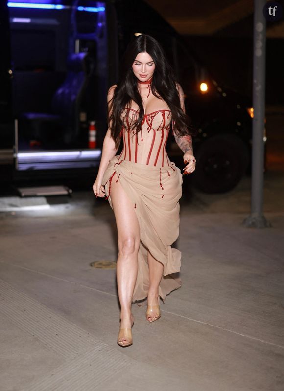 On avait jamais vu Megan Fox aussi fière de son look. A savoir, un style de créature surnaturelle qui vient renvoyer ad patres les misogynes. Badass et iconique.