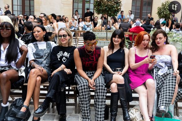 Sur sa page Instagram, la jeune femme, autrice d'un premier roman très remarqué, s'est permise d'envoyer valser ses oripeaux en se dévoilant en soutien-gorge, en pleine Maison de la Radio. Rien que ça. En sous-vêtements, elle s'amuse du slogan de France Inter, visible sur les affiches en fond : Voyons large ! Un manifeste qu'elle incarne avec ces clichés body positive d'une jubilatoire insolence.