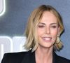Charlize Theron inquiète ses fans

Pourtant, ce n'est pas tellement le style de la star de 50 ans qui a fait parler, mais son apparence. Sur les réseaux sociaux, de nombreux internautes l'ont trouvé "méconnaissable". "Que lui est-il arrivé ?", "La mode Ozempic fait des ravages", "Quel dommage, elle semble trop refaite", "On la dirait rajeunie de 20 ans", "Très belle sans aucun doute, mais je ne l'ai pas reconnue", "Flippante", peut-on lire en vrac.

En 2023, alors que ses détracteurs l'accusaient d'avoir eu recours à la chirurgie esthétique pour rajeunir, Charlize Theron avait démenti : "Mon visage change et j'aime que mon visage change et vieillisse", expliquait-elle. "Les gens pensent que j’ai fait des interventions chirurgicales. Ils disent : « Qu'est-ce qu'elle a fait à son visage ? » Et j'ai souvent envie de répondre : « Je vieillis, c'est tout ! » Ce n'est pas une mauvaise chirurgie plastique. C'est juste l'ordre naturelle des choses", poursuivait-elle. Dénonçant le double standard hollywoodien selon lequel "les hommes vieillissent comme le bon vin et les femmes comme des fleurs fanées", l'actrice proclamait que "les femmes veulent vieillir d'une manière qui leur convient".