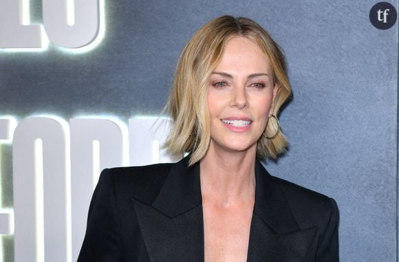 Charlize Theron inquiète ses fans

Pourtant, ce n'est pas tellement le style de la star de 50 ans qui a fait parler, mais son apparence. Sur les réseaux sociaux, de nombreux internautes l'ont trouvé "méconnaissable". "Que lui est-il arrivé ?", "La mode Ozempic fait des ravages", "Quel dommage, elle semble trop refaite", "On la dirait rajeunie de 20 ans", "Très belle sans aucun doute, mais je ne l'ai pas reconnue", "Flippante", peut-on lire en vrac.

En 2023, alors que ses détracteurs l'accusaient d'avoir eu recours à la chirurgie esthétique pour rajeunir, Charlize Theron avait démenti : "Mon visage change et j'aime que mon visage change et vieillisse", expliquait-elle. "Les gens pensent que j’ai fait des interventions chirurgicales. Ils disent : « Qu'est-ce qu'elle a fait à son visage ? » Et j'ai souvent envie de répondre : « Je vieillis, c'est tout ! » Ce n'est pas une mauvaise chirurgie plastique. C'est juste l'ordre naturelle des choses", poursuivait-elle. Dénonçant le double standard hollywoodien selon lequel "les hommes vieillissent comme le bon vin et les femmes comme des fleurs fanées", l'actrice proclamait que "les femmes veulent vieillir d'une manière qui leur convient".
