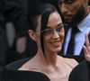 Katy Perry, fraîchement revenue de sa tournée australienne, a fait sa première apparition publique après avoir confirmé sa séparation avec Orlando Bloom. La chanteuse était vêtue d'une mini-robe blazer noire structurée à épaules dénudées.