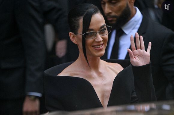 Katy Perry, fraîchement revenue de sa tournée australienne, a fait sa première apparition publique après avoir confirmé sa séparation avec Orlando Bloom. La chanteuse était vêtue d'une mini-robe blazer noire structurée à épaules dénudées.