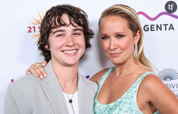 "C'est bizarre", "On dirait sa mère" : cette actrice de 42 ans suscite de vives critiques sur sa différence d'âge avec sa compagne de 18 ans plus jeune