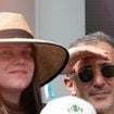 "Papa à 61 ans !" : plus de 25 ans séparent ce célèbre humoriste et sa conjointe, bientôt maman, un record bien patriarcal comme il faut