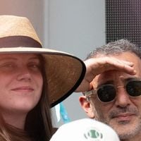 "Papa à 61 ans !" : plus de 25 ans séparent ce célèbre humoriste et sa conjointe, bientôt maman, un record bien patriarcal comme il faut