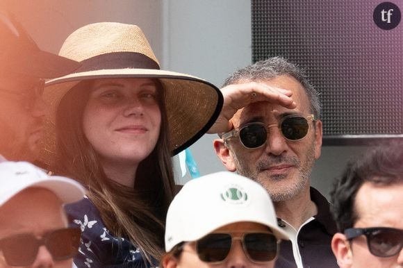 Elie Semoun est venu assister au match opposant Carlos Alcaraz à Ben Shelton, le 1e juin, avec sa compagne Aude Fraineau.