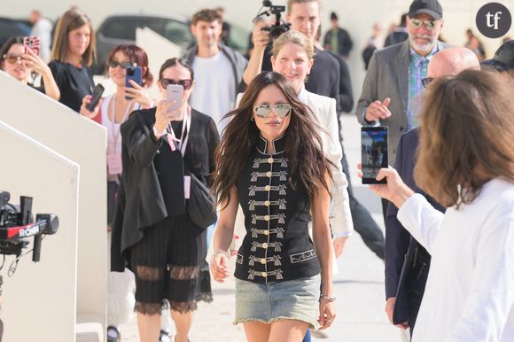 Jenna Ortega reine du gothique, elle ose la robe transparente pour une apparition goth’glam réussie