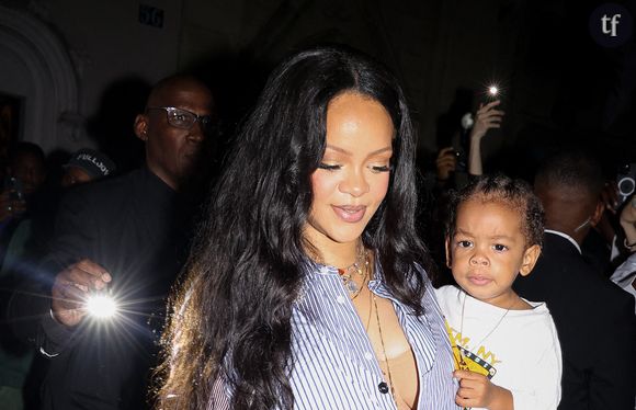 Rihanna et le womanspreading

Ce n'est pas la première fois que Rihanna défie les codes de la maternité et de la féminité. Au fil de ses grossesses, la chanteuse a bouleversé les codes en s'attaquant à un nouveau terrain : le maternity wear. Alors que les mœurs voudraient qu'elle adopte des vêtements plus couvrants avant la naissance de son bébé, elle affiche fièrement son babybump et s'affiche dans des tenues toujours audacieuses et sexy.