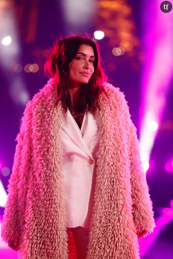 Jenifer Bartoli a proposé une performance solaire comme à son habitude sur scène, mais les internautes fustigent ces images sur TikTok. L'interprète emblématique est victime de body shaming.