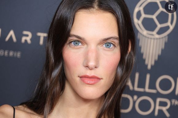 Décidément, Charlotte Cardin se souviendra longtemps de cette cérémonie du Ballon d'Or. Choisie pour ouvrir la soirée avec son entraînant tube "Feel Good", l’artiste de 30 ans, qui a concédé dans Quotidien qu'elle n'avait pas passé un bon moment, a été victime de bodyshaming.