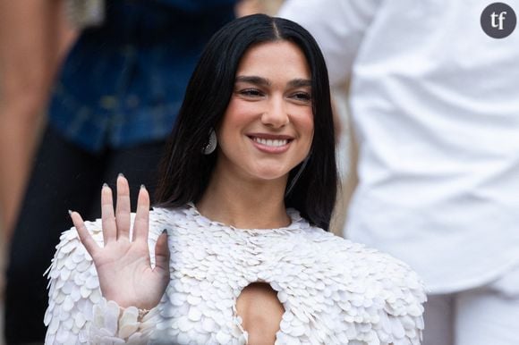 Dua Lipa envoûtante en robe nuisette

Dua Lipa ne déçoit jamais en matière de style. En concert à Miami, la star a tout misé sur la sensualité en dévoilant sa chute de rein. Sur les photos prises en coulisses, elle porte une longue robe noire satinée ornée d'un subtil motif à pois. Une robe dos-nu qui sublime sa chute de reins. Sa publication a déjà récolté plus d’un million de mentions “j'aime” sur Instagram.

Côté coiffure, elle a opté pour ses cheveux lâchés en longues boucles et a accessoirisé son look avec plusieurs bracelets et bagues superposés, dont sa bague de fiançailles. "En sueur pendant les balances ! Miami, vous avez mis le feu hier soir ~ ON SE REVOIT CE SOIR POUR LE DEUXIÈME ROUND", a-t-elle écrit en légende de son post sur Instagram. En commentaires, la chanteuse a reçu une pluie d'éloges sur sa tenue et sa beauté. "Une déesse", "Sexy et enivrante", "La plus belle femme du monde", "Je suis obsédée par cette robe", "Wow la robe", peut-on lire. La jeune femme a également dévoilé des vidéos d'elle en train de chanter et se déhancher sur le titre "Conga" de Gloria Estefan.