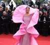 Farhana Bodi a, elle aussi, fait fi nouveau règlement en misant sur une robe sculpturale avec une cape imposante en forme de pétale de fleur.