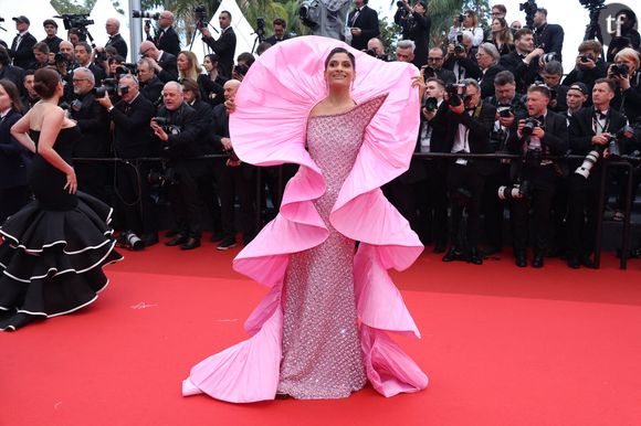 Farhana Bodi a, elle aussi, fait fi nouveau règlement en misant sur une robe sculpturale avec une cape imposante en forme de pétale de fleur.