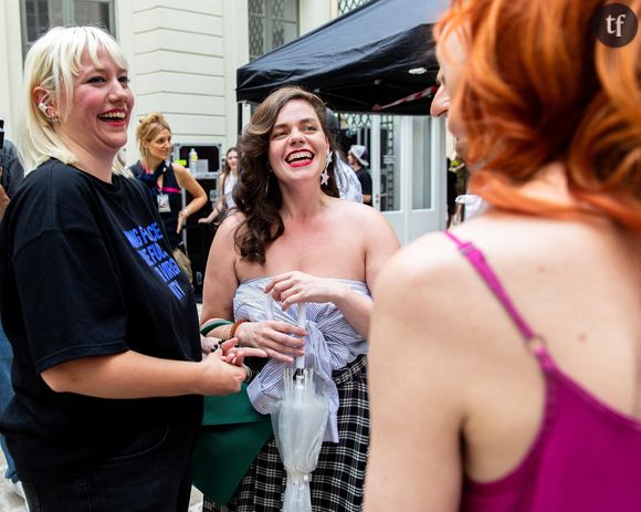 Mahaut Drama est le symbole d'un humour engagé, piquant, une personnalité queer, luttant pour une meilleur visibilité d'une diversité des points de vue, des voix, des corps, des cultures alternatives - comme celle de la fête. Sa verve souvent s'acoquine de thématiques telles que l'intimité féminine, le droit des femmes à disposer librement de leurs corps, la sexualité, les menstruations. De quoi agacer franchement Patrick Sébastien.