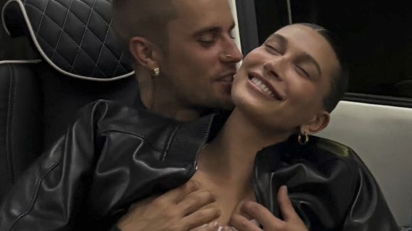 "Pourquoi il a la main dans son slip ?" : Justin et Hailey Bieber suscitent la controverse avec ces photos de couple "dérangeantes"