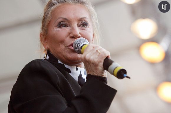 Cet enjeu, c'est celui de l'emprise financière, ou emprise économique. Autrement dit, l'état de dépendance financière dont peut souffrir une conjointe au sein d'une relation conjugale toxique et/ou violente. Sheila ne dit pas mieux en associant le confort financier à la liberté.