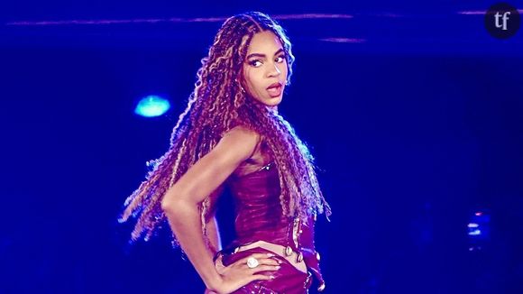 Beyoncé a donné le coup d’envoi de son Cowboy Carter Tour, lundi 28 avril à Los Angeles. Au cours de ce concert, les fans de la chanteuse ont pu découvrir la scénographie autour des nouvelles chansons country de l’artiste mais ils ont surtout pu voir Blue Ivy rejoindre sa mère sur scène. La fillette de 13 ans a eu plusieurs occasions de briller. Elle a dansé lors de "America Has a Problem", en compagnie de Beyoncé, dans une tenue imprimée de journaux. Mais c'est sa performance sur le titre "Deja Vu" qui a affolé les fans.