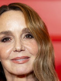 "Être une femme de plus de 50 ans est un non sujet" : cette actrice d'Emily In Paris tacle l'âgisme