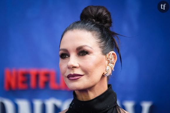 "Incroyable", "tellement belle" : Fidèle à Morticia Addams, Catherine Zeta-Jones fait sensation sur le tapis rouge de Mercredi