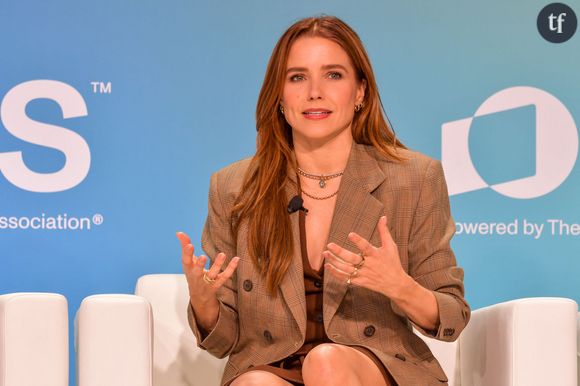 L’actrice Sophia Bush s’est confiée le 3 juin dernier dans le podcast Reclaiming de Monica Lewinsky sur les violences physiques et psychologiques qu’elle a subi sur un plateau de tournage. Sans nommer précisément la série ou la personne qu’elle accuse, les faits semblent correspondre à la période où elle jouait dans Chicago Police Department. 

L'ancienne star des Frères Scott explique avoir subi "toutes sortes" d'abus de la part d’un homme bien plus âgé qu’elle, "assez pour être [son] père". Elle décrit ces années comme un "enfer physique", où elle a souffert de symptômes dus au stress : urticaire, perte de cheveux, anxiété paralysante, insomnie et fluctuation de poids.