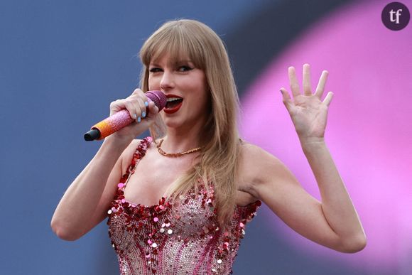 Depuis la sortie du très attendu douzième album de la mégastar américaine Taylor Swift, The Life of a Showgirl, ce vendredi 3 octobre, le monde est divisé en deux clans, avec d'un côté les Swifties, et de l'autre, et celles et ceux convertis au "Brat summer". Car selon les paroles du titre "Actually Romantic", décortiquées par les fans, Taylor Swift règlerait ses comptes avec Charli XCX.