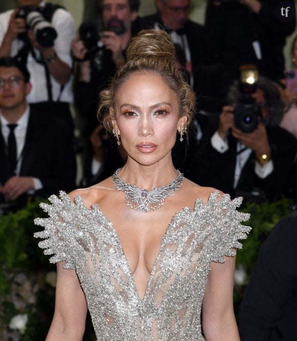 "Libre !". En Une de Interview, le mythique magazine d'Andy Warhol, l'iconique J-Lo revient sur sa rupture avec Ben Affleck... Et délivre une ode aux joies du célibat.