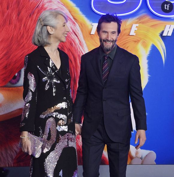 "C'est le couple le plus glamour", "Ils vont si bien ensemble", "Meilleur duo", "si iconique", redoublent d'enthousiasme les internautes, impatients de découvrir ce retour au sommet du binôme. Bullock et Reeves, dont l'alchimie est indéniable, c'est une certaine idée d'un Hollywood à visage humain. Mais aussi des relations humaines. Deux sensibilités, deux trajectoires chamboulées (l'un a connu le décès de son grand ami River Phoenix, l'autre, celui de son époux de longue date), qui représentent aux yeux du public un modèle : apparente gentillesse, honnêteté, aux antipodes de la toxicité.