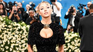 "Enfin réunies !", "les plus belles femmes de la planète" : Sydney Sweeney enlace Jessica Alba, et ça rend fous les fans
